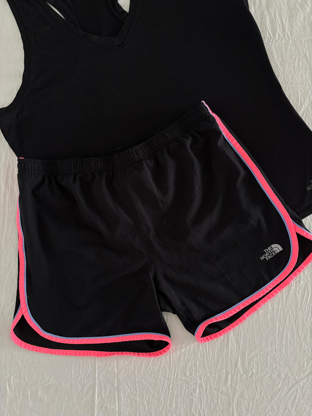 TNF SHORT NEGRO POCO LARGO CON ROPA INTERIOR. REFLEJANTE. S DE DAMA.