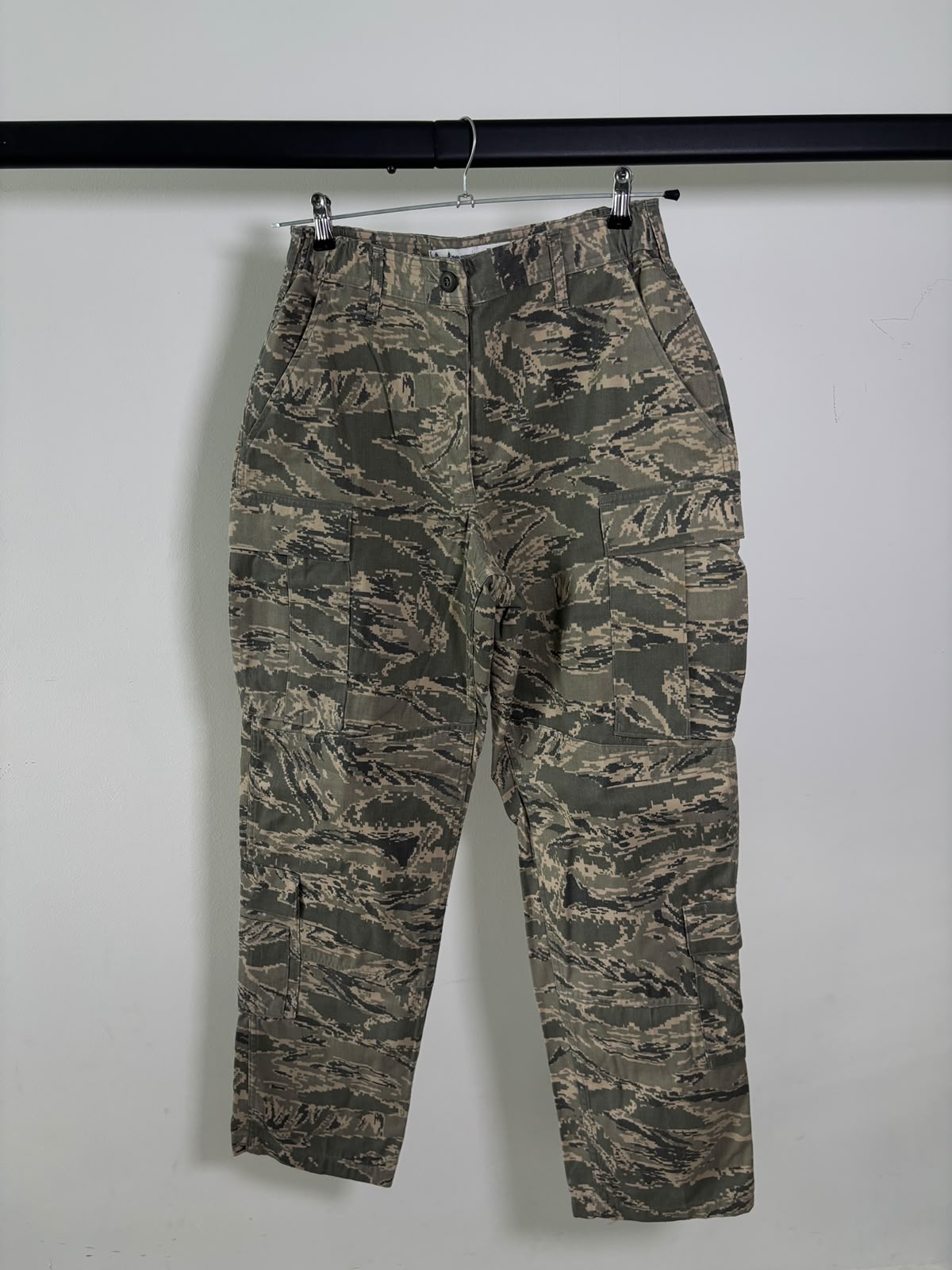 PANTALÓN CARGO CAMUFLAJE DE 50% ALGODÓN. SIN DETALLE. TELA GRUESA PARA USO RUDO DE MONTAÑA. S DE DAMA.