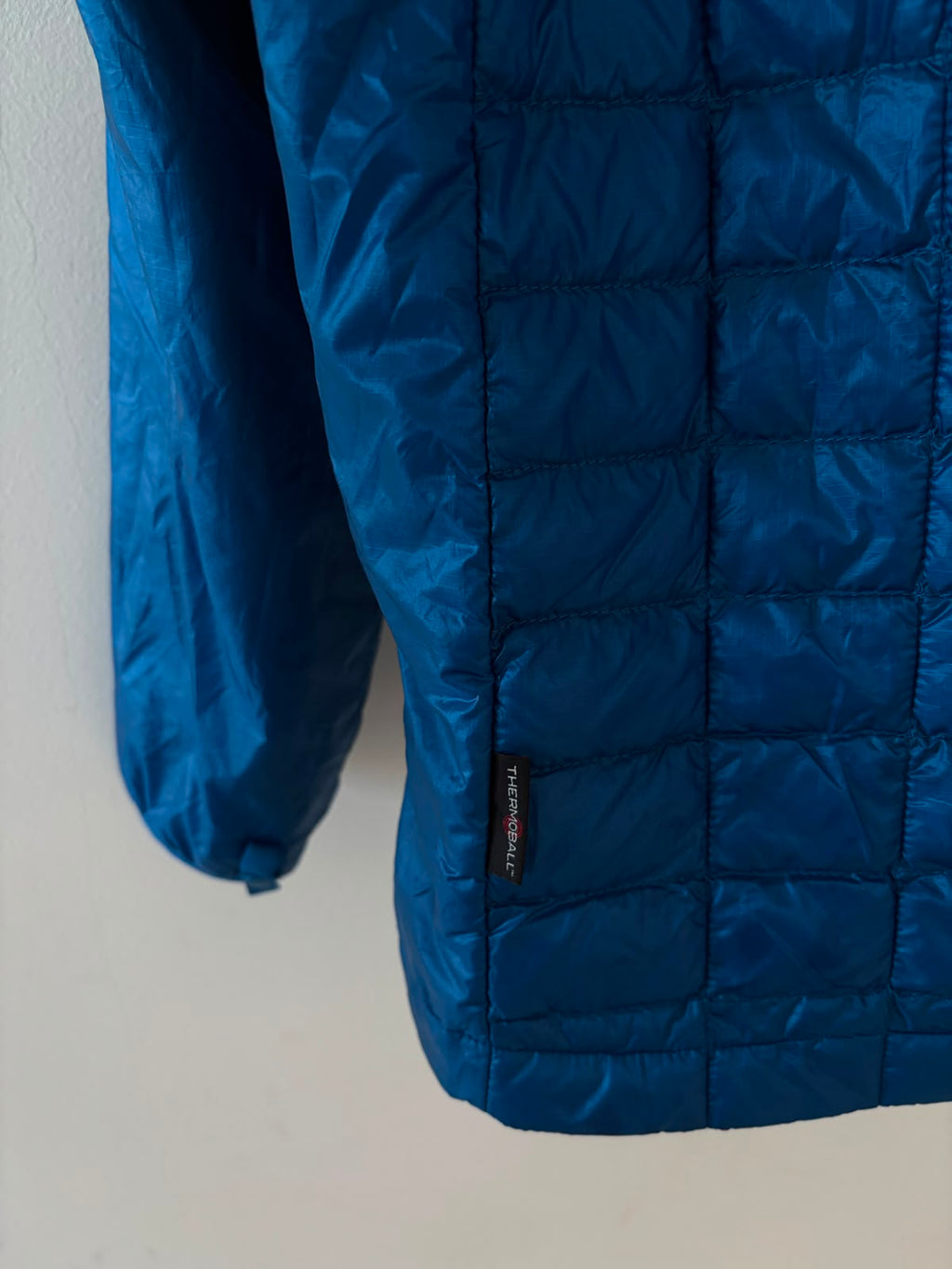 TNF 2DA CAPA AZUL THERMOBALL (no pierde su capacidad de abrigar si llueve o sudas. Muy ligera y compresible) COMO NUEVO. XXL DE DAMA.