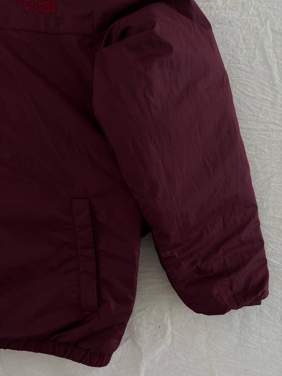 TNF ROJO DOBLE VISTA PLUMA DE 550. SIN DETALLE. COMPRESIBLE. XS DE DAMA.