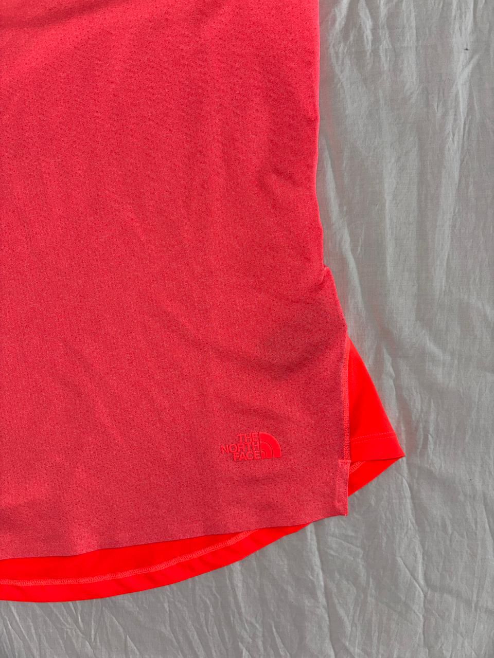 TNF CAMISETA NARANJA NEÓN. TIENE JUEGO CON UN SHORT. M DE DAMA.
