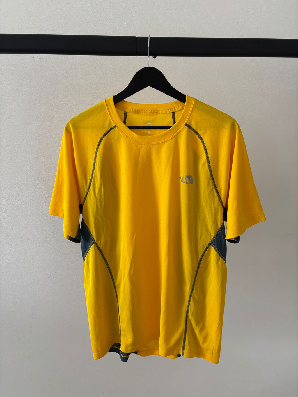 TNF T SHIRT FLASH DRY (absorbe el sudor de la piel y seca de forma ultra rápida) COMO NUEVO. L DE MUJER.