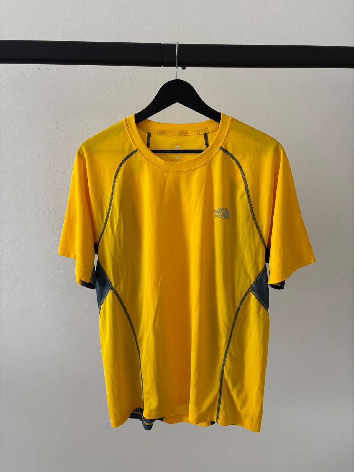 TNF T SHIRT FLASH DRY (absorbe el sudor de la piel y seca de forma ultra rápida) COMO NUEVO. L DE MUJER.