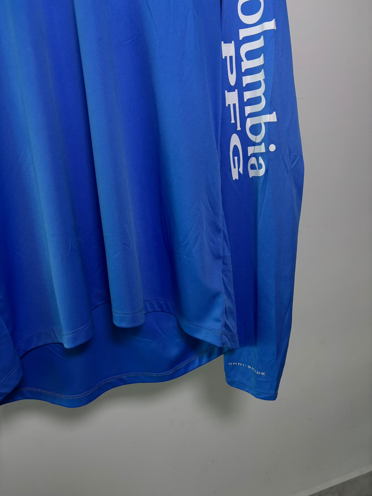 COLUMBIA AZUL OMNI SHADE ☀️ (PROTECCIÓN UVA Y UVB) SIN DETALLE. TELA LIGERA Y FRESCA. XL DE DAMA.