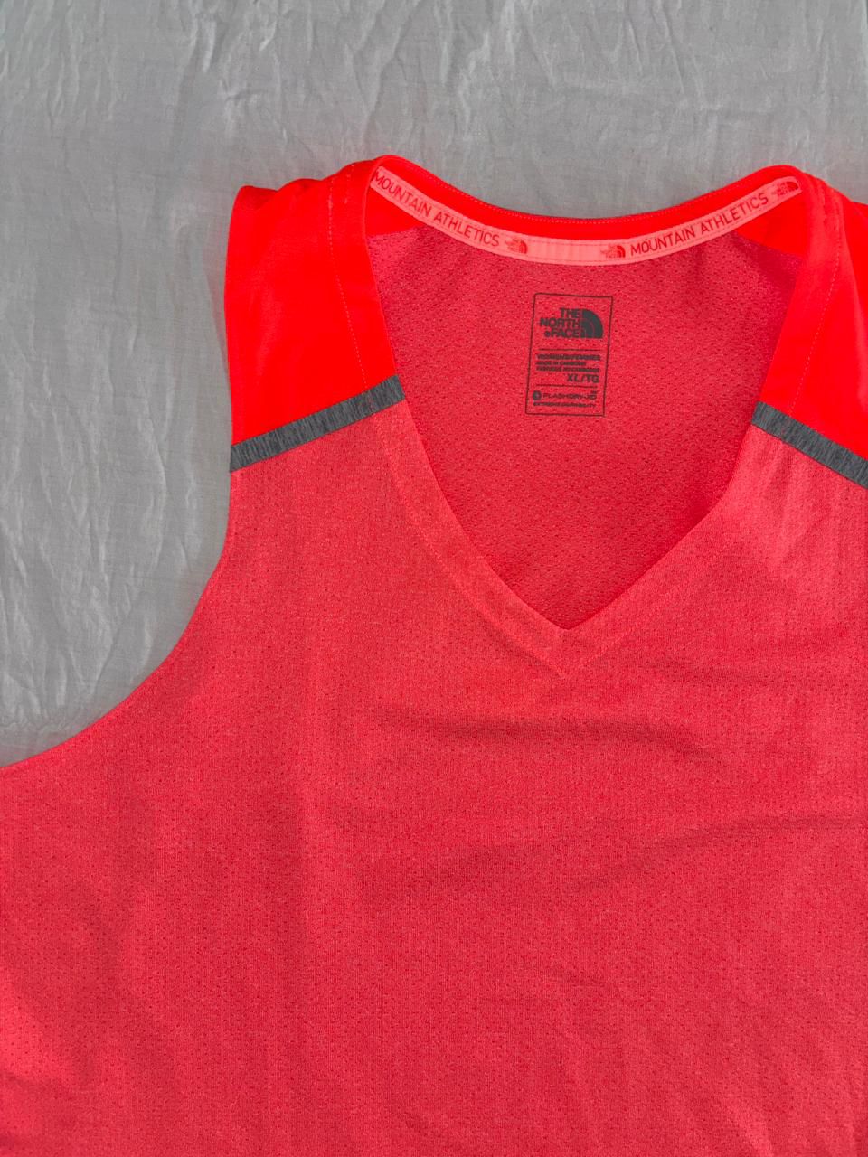 TNF CAMISETA NARANJA NEÓN. TIENE JUEGO CON UN SHORT. M DE DAMA.