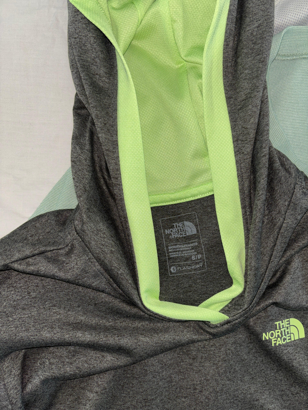 TNF GRIS CON VERDE LIGERO PARA SENDERISMO FLASH DRY (expulsa la humedad de la piel hacia la superficie para un secado rápido) SIN DETALLE. S DE DAMA.