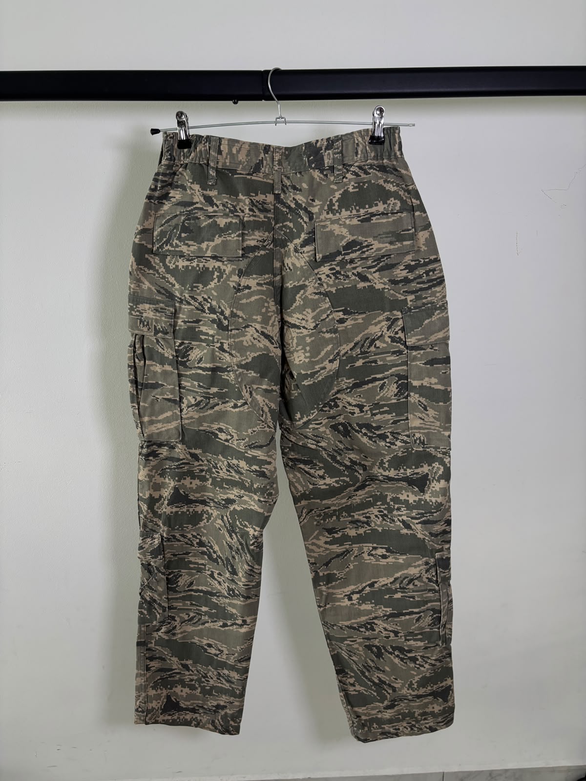 PANTALÓN CARGO CAMUFLAJE DE 50% ALGODÓN. SIN DETALLE. TELA GRUESA PARA USO RUDO DE MONTAÑA. S DE DAMA.