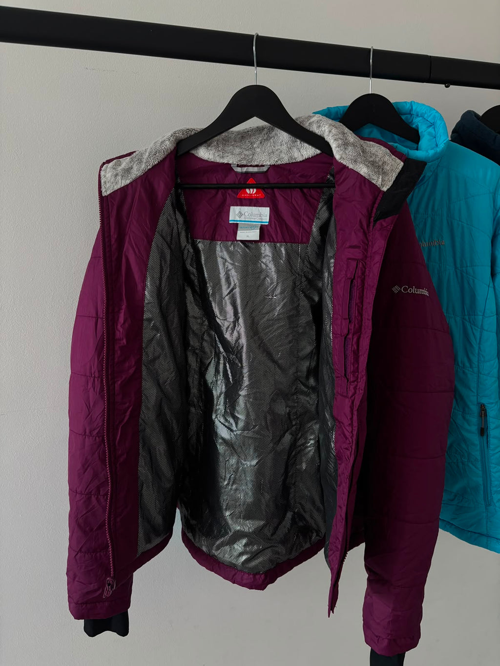COLUMBIA 2DA CAPA BRUMOSO MORADO OMNI HEAT (retiene y refleja el calor natural que produce el cuerpo humano. deja salir la humedad y el exceso de calor) XL DE DAMA.