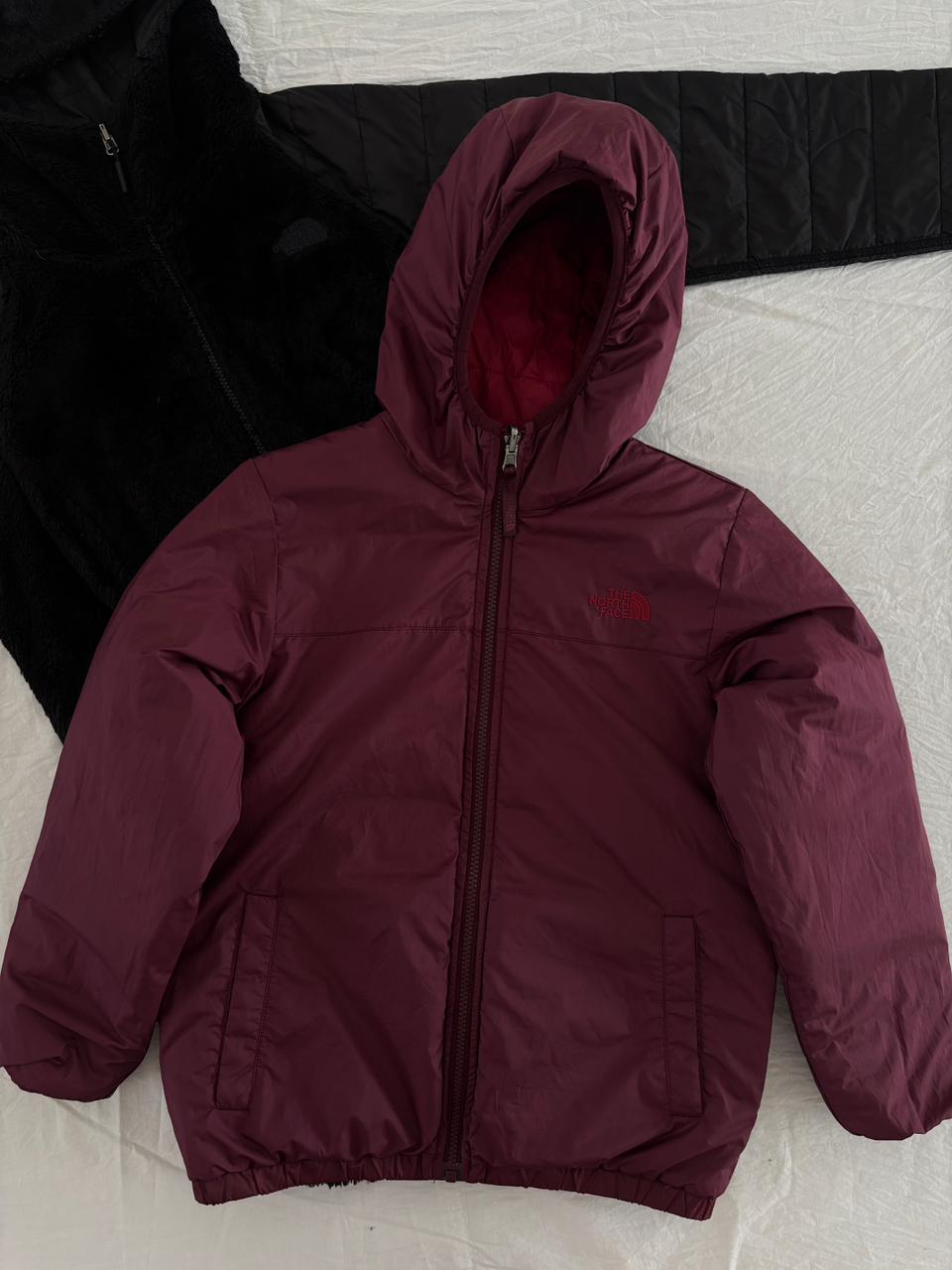 TNF ROJO DOBLE VISTA PLUMA DE 550. SIN DETALLE. COMPRESIBLE. XS DE DAMA.