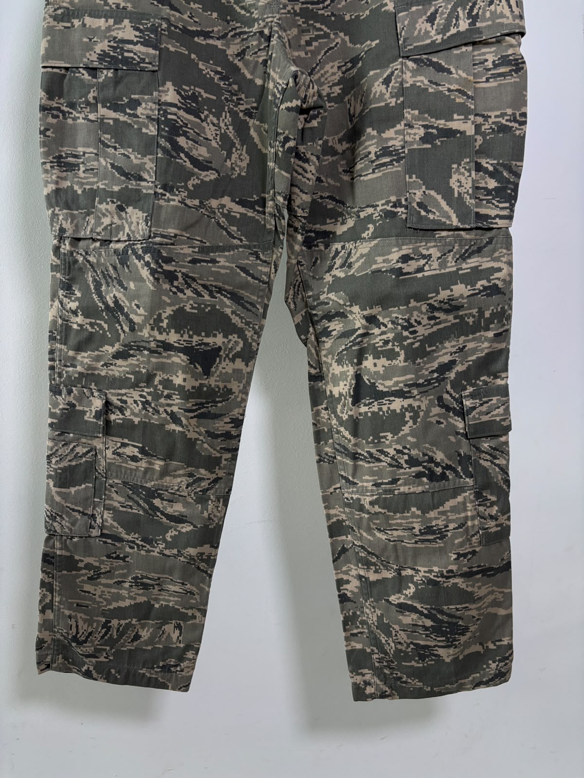 PANTALÓN CARGO CAMUFLAJE DE 50% ALGODÓN. SIN DETALLE. TELA GRUESA PARA USO RUDO DE MONTAÑA. S DE DAMA.