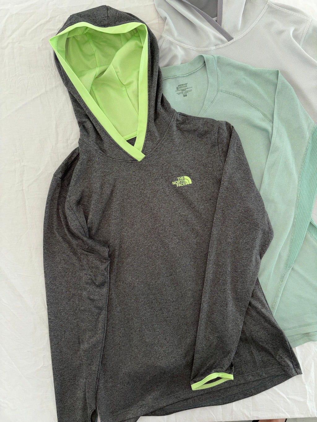 TNF GRIS CON VERDE LIGERO PARA SENDERISMO FLASH DRY (expulsa la humedad de la piel hacia la superficie para un secado rápido) SIN DETALLE. S DE DAMA.