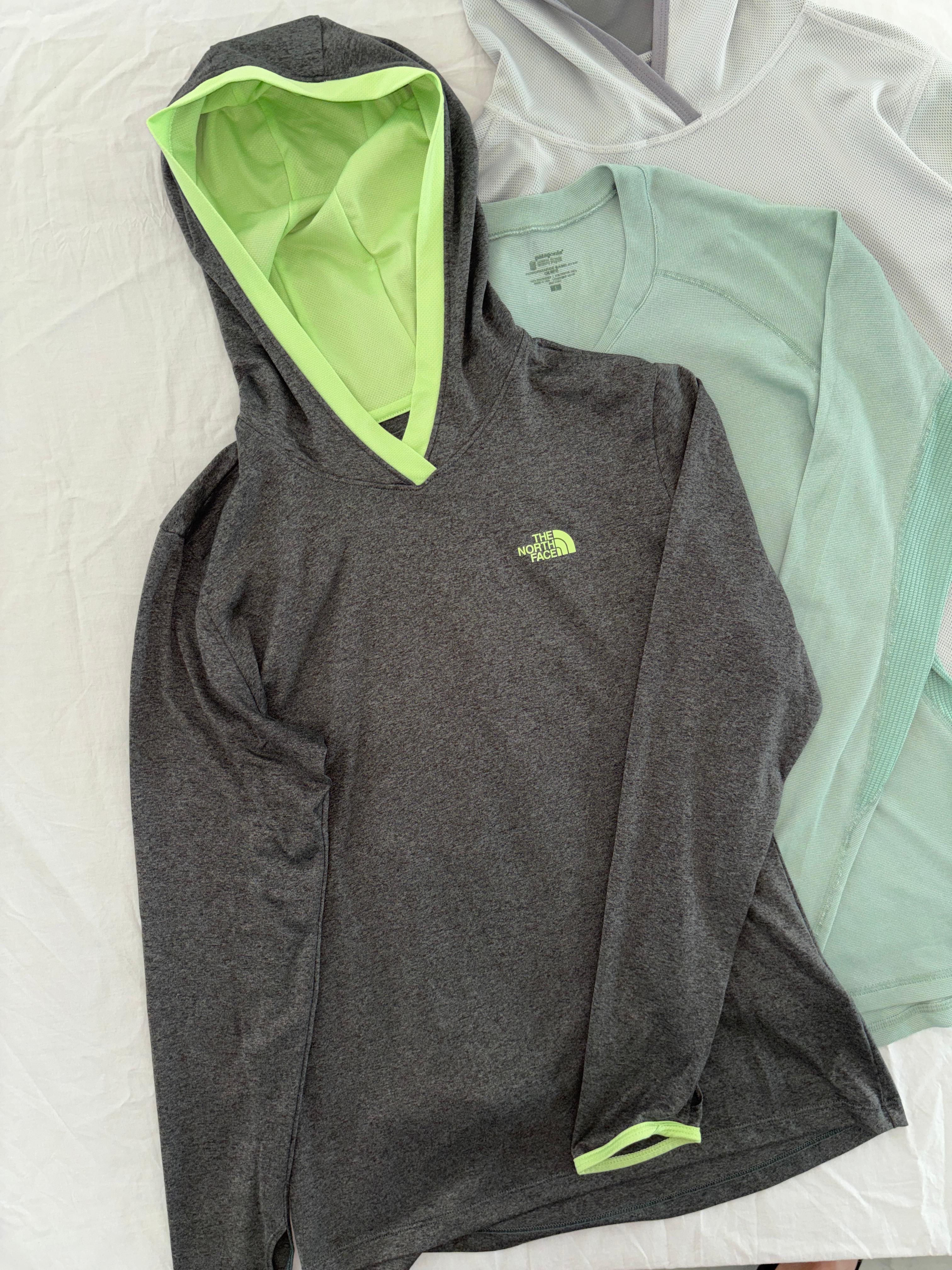 TNF GRIS CON VERDE LIGERO PARA SENDERISMO FLASH DRY (expulsa la humedad de la piel hacia la superficie para un secado rápido) SIN DETALLE. S DE DAMA.
