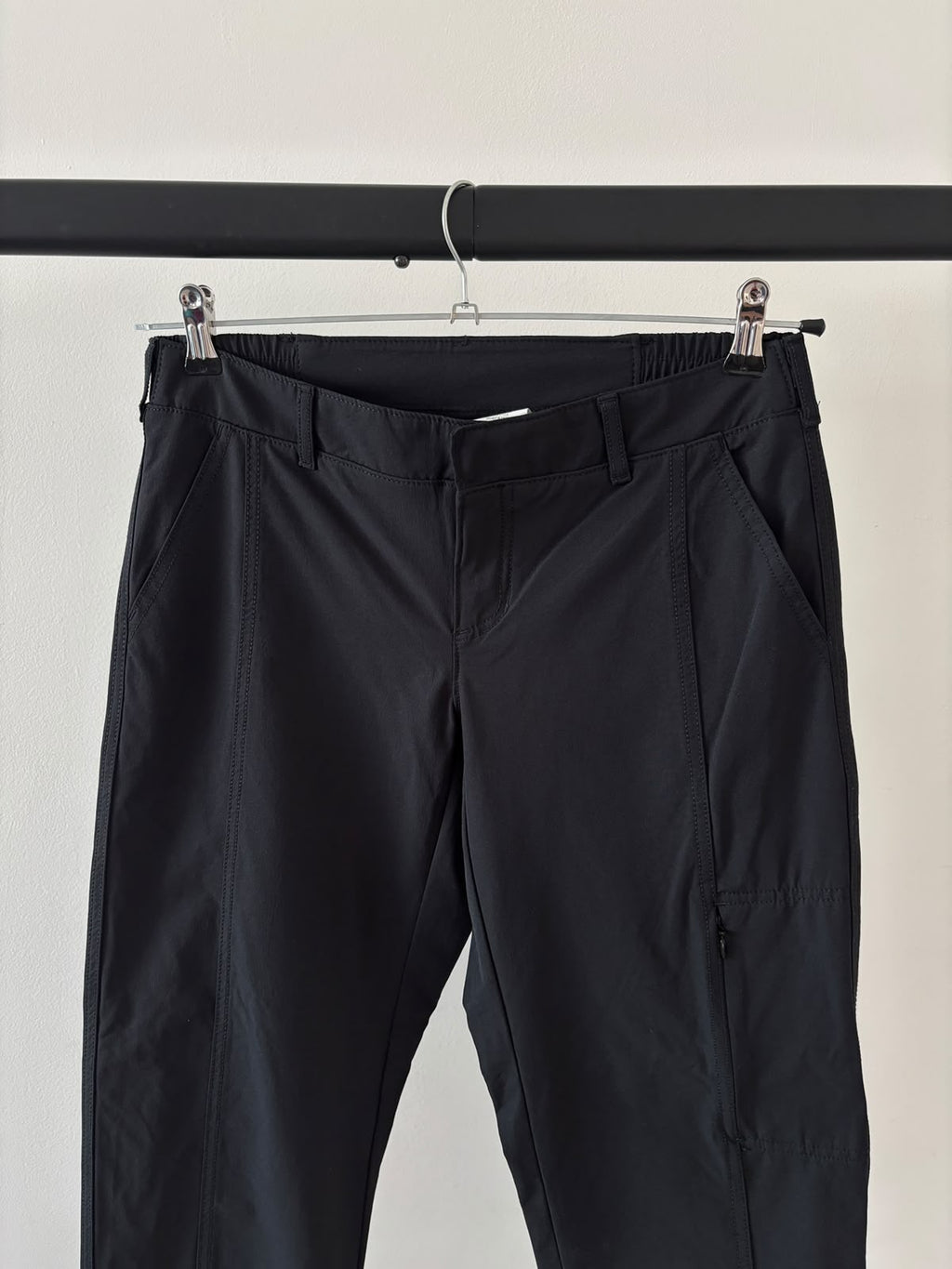 PANTALÓN NEGRO PARA SENDERISMO. TELA LIGERA. TIRO MEDIO. COMO NUEVO. S DE DAMA.