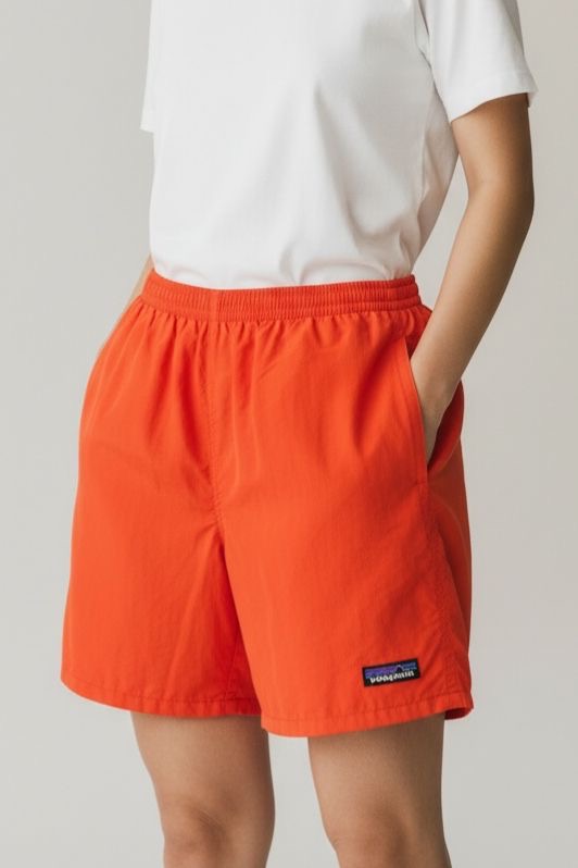 PATAGONIA SHORT NARANJA CON ROPA INTERIOR. LARGO TELA LIGERA. L DE DAMA.
