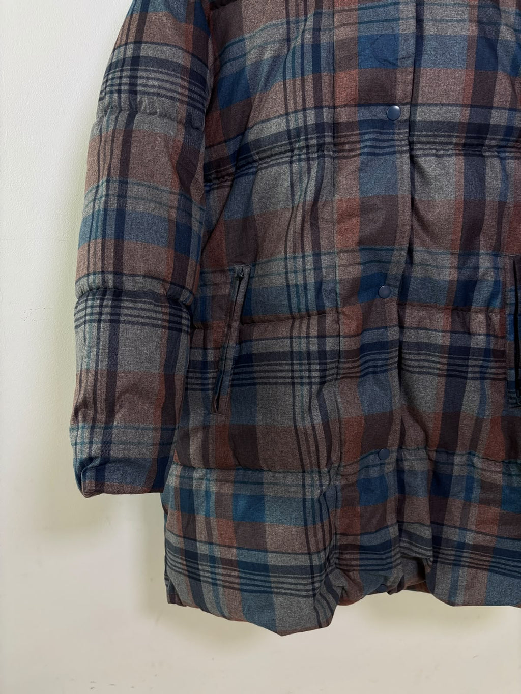 CHAMARRA LARGA 3RA CAPA PARA CLIMAS FRÍOS. ES MUY BRUMOSA. RESISTENTE A AGUA LIGERA. COMO NUEVO. XL DE DAMA.
