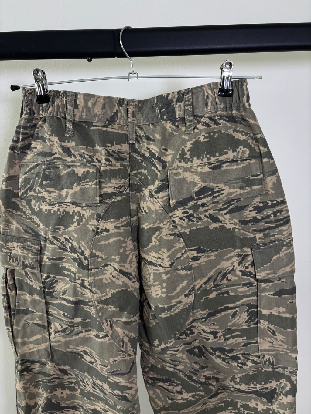 PANTALÓN CARGO CAMUFLAJE DE 50% ALGODÓN. SIN DETALLE. TELA GRUESA PARA USO RUDO DE MONTAÑA. S DE DAMA.