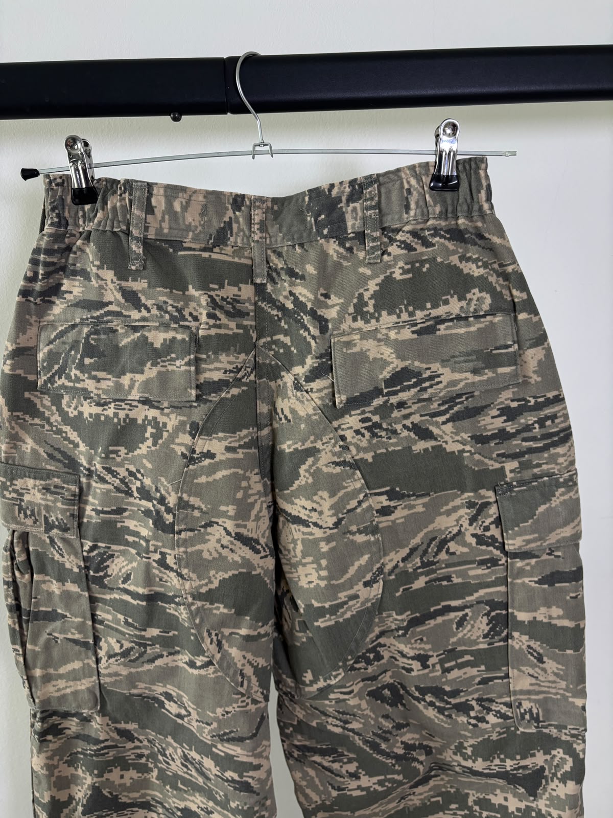 PANTALÓN CARGO CAMUFLAJE DE 50% ALGODÓN. SIN DETALLE. TELA GRUESA PARA USO RUDO DE MONTAÑA. S DE DAMA.