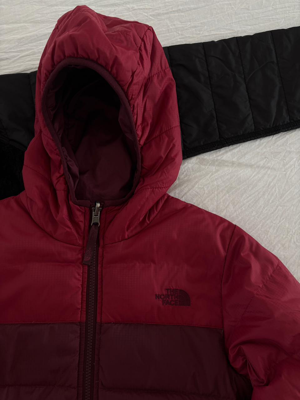 TNF ROJO DOBLE VISTA PLUMA DE 550. SIN DETALLE. COMPRESIBLE. XS DE DAMA.