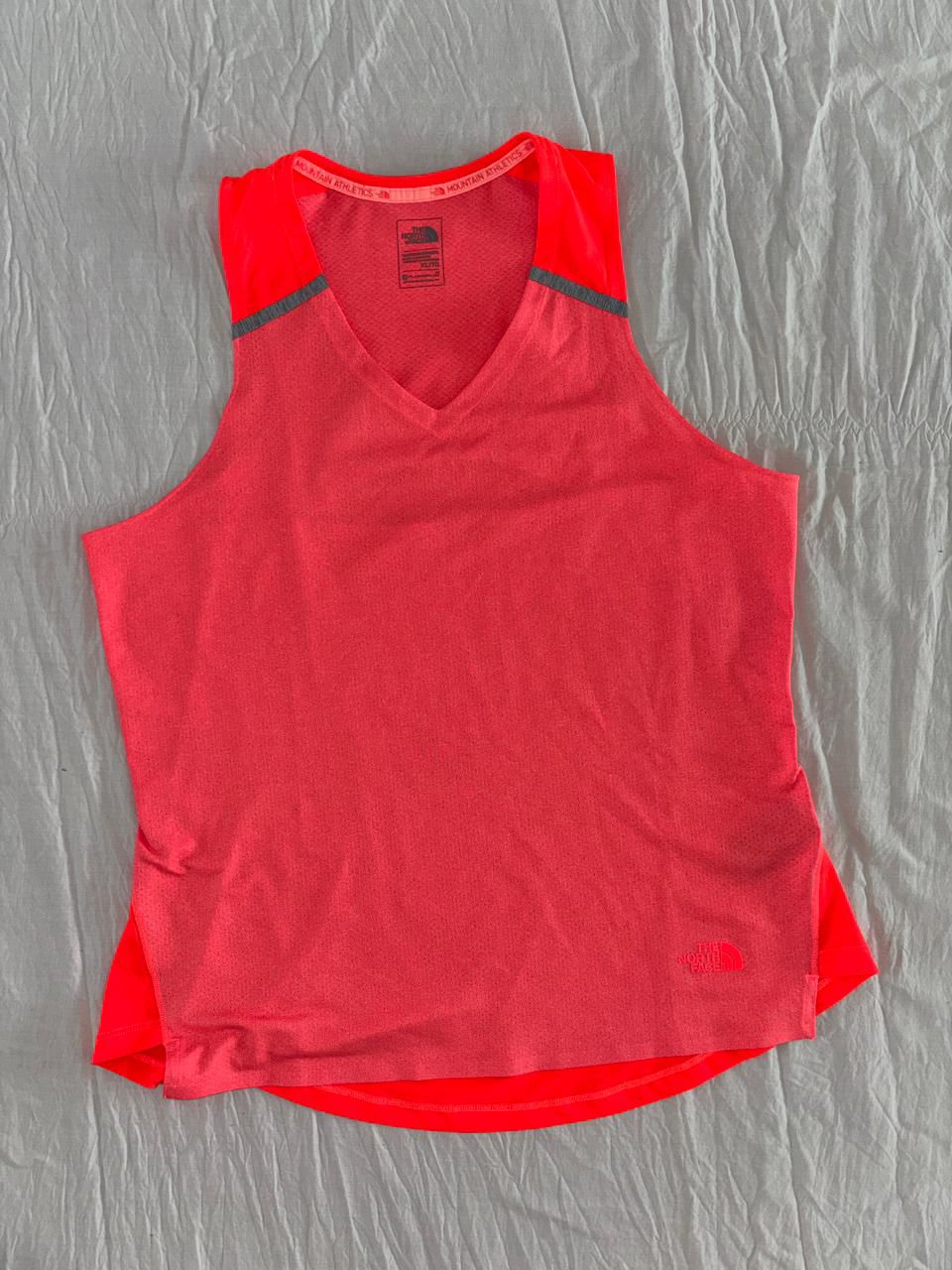 TNF CAMISETA NARANJA NEÓN. TIENE JUEGO CON UN SHORT. M DE DAMA.