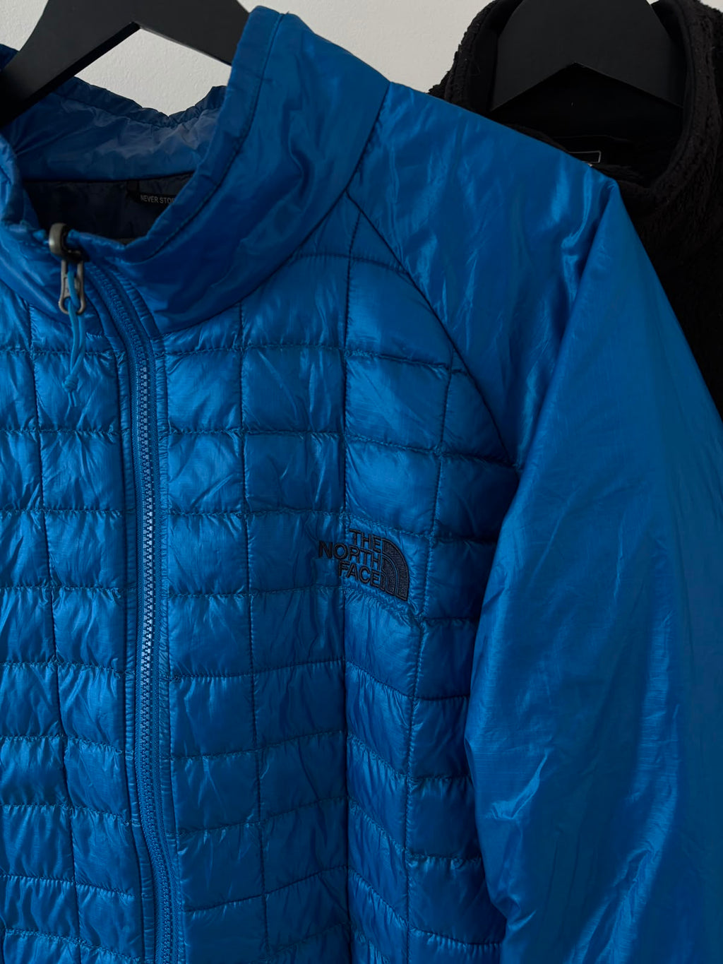 TNF 2DA CAPA AZUL THERMOBALL (no pierde su capacidad de abrigar si llueve o sudas. Muy ligera y compresible) COMO NUEVO. XXL DE DAMA.