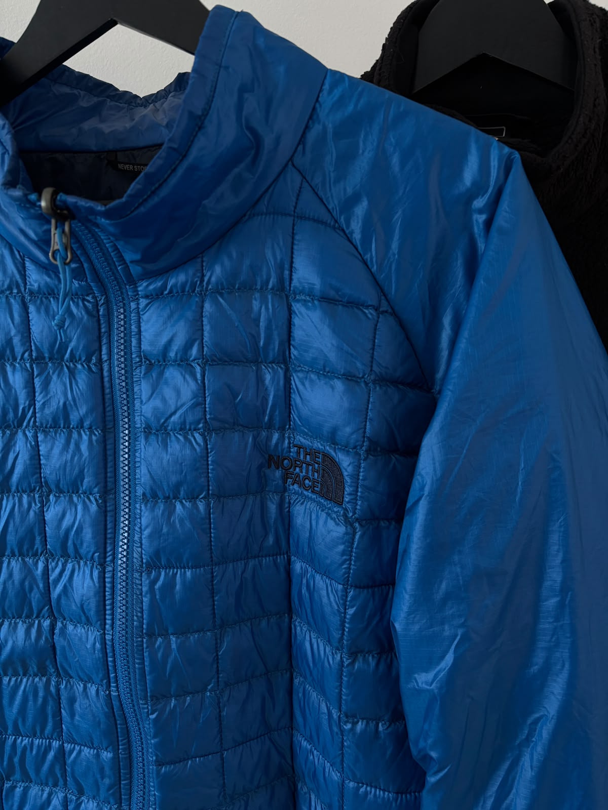 TNF 2DA CAPA AZUL THERMOBALL (no pierde su capacidad de abrigar si llueve o sudas. Muy ligera y compresible) COMO NUEVO. XXL DE DAMA.
