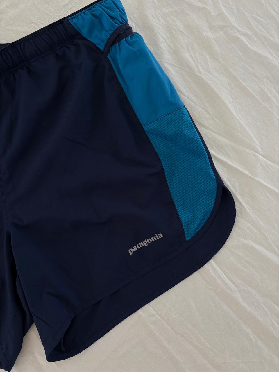 PATAGONIA SHORT AZUL CON ROPA INTERIOR Y BOLSAS ALREDEDOR DE CINTURA. M DE DAMA.