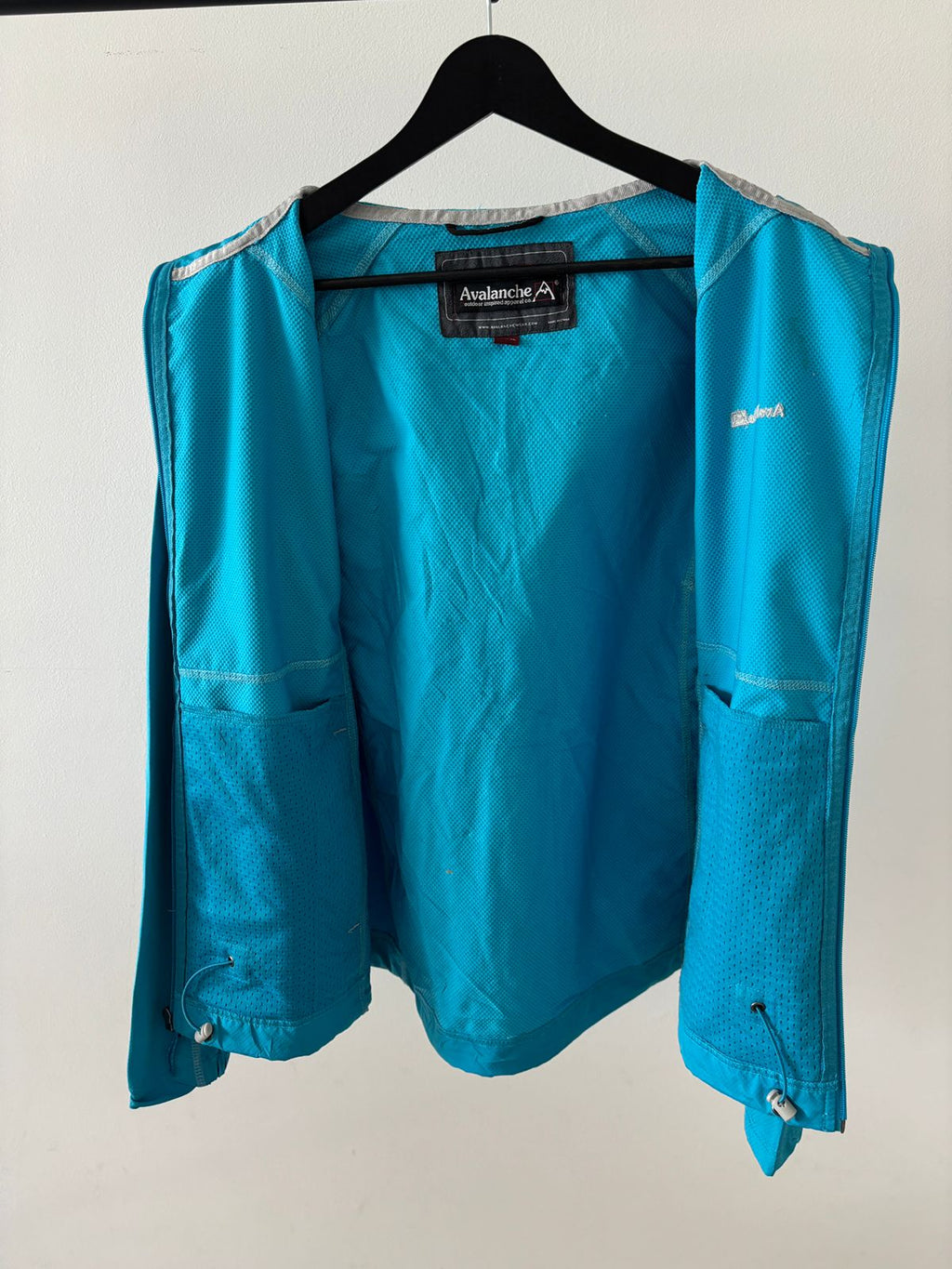 AVALANCHE AZUL 2DA/3RA CAPA TELA GRUESA PERO LIGERA. WHEATHER SHIELD (Bloquea las ráfagas de aire frío para mantener la temperatura corporal) SIN DETALLE. L DE DAMA.
