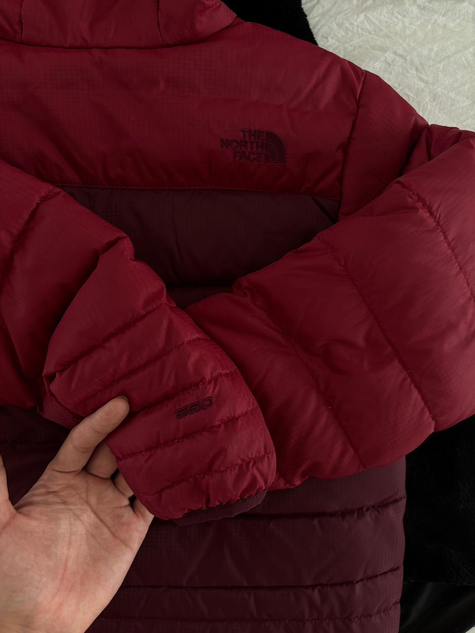 TNF ROJO DOBLE VISTA PLUMA DE 550. SIN DETALLE. COMPRESIBLE. XS DE DAMA.
