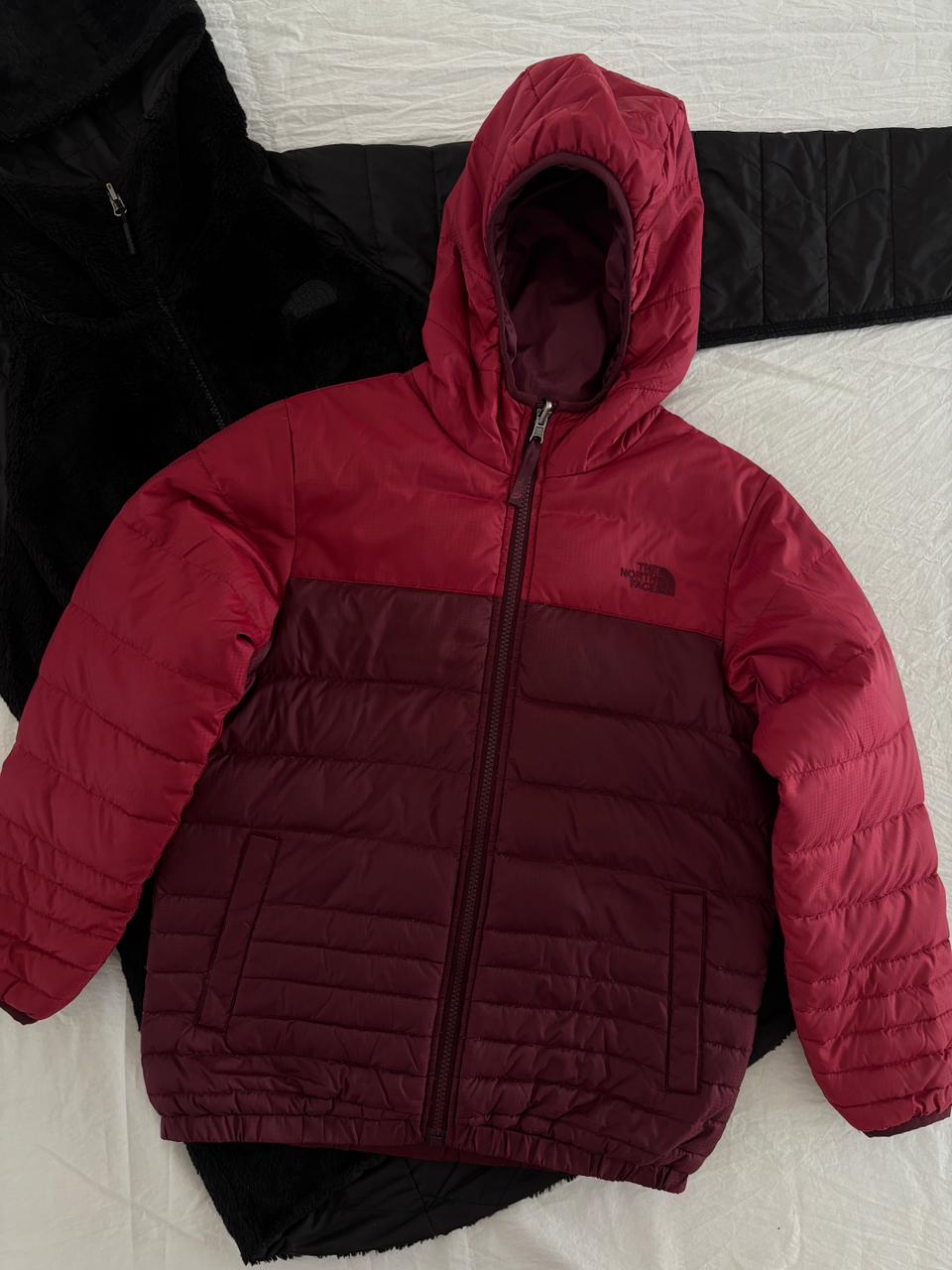 TNF ROJO DOBLE VISTA PLUMA DE 550. SIN DETALLE. COMPRESIBLE. XS DE DAMA.