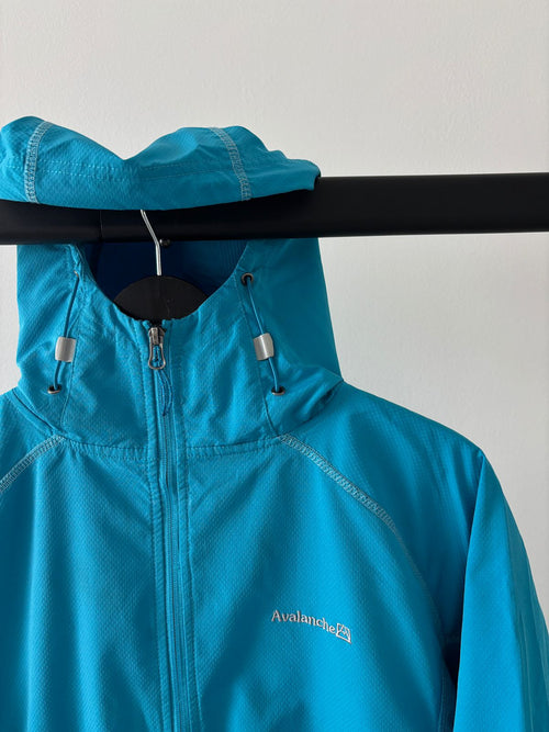 AVALANCHE AZUL 2DA/3RA CAPA TELA GRUESA PERO LIGERA. WHEATHER SHIELD (Bloquea las ráfagas de aire frío para mantener la temperatura corporal) SIN DETALLE. L DE DAMA.