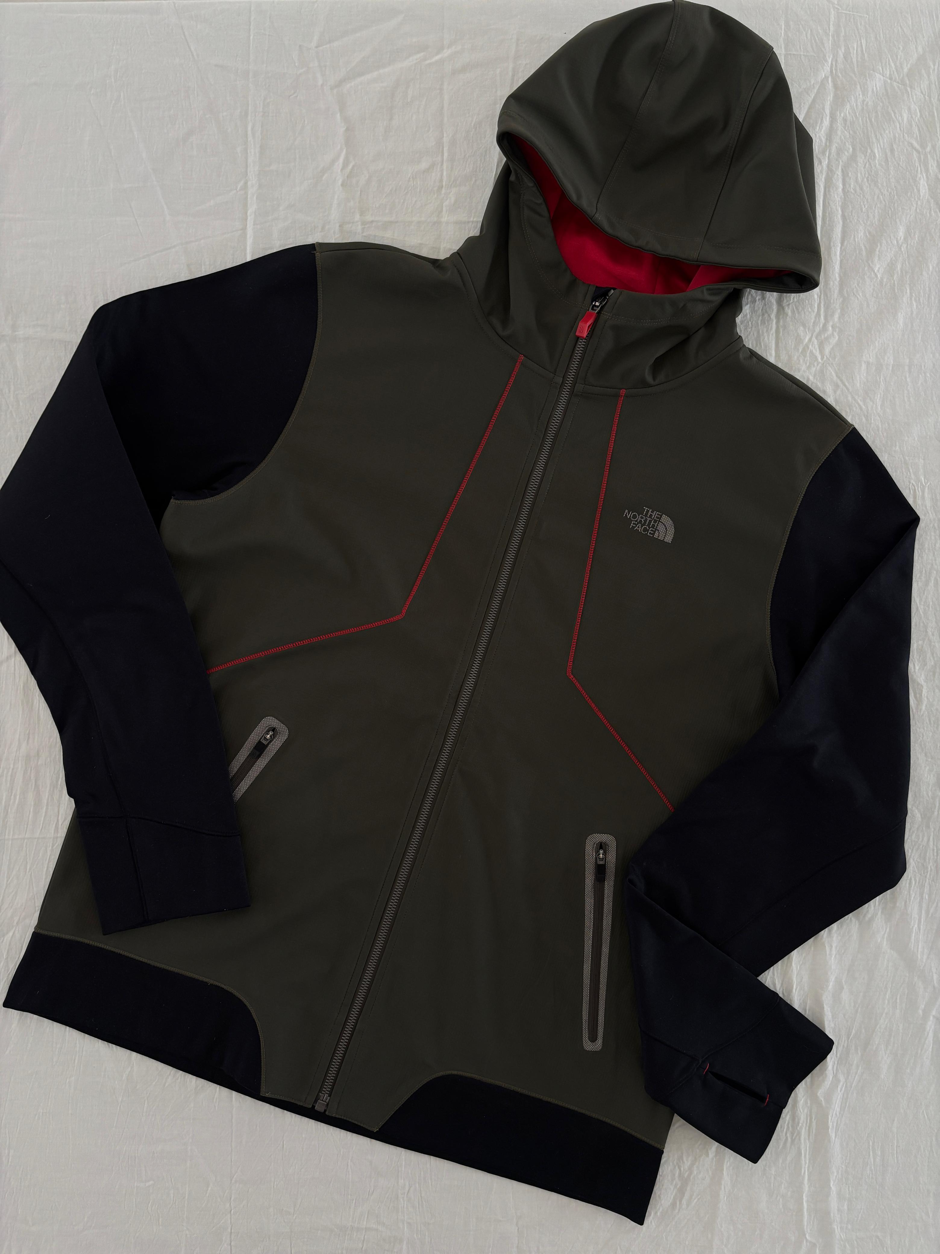 TNF CHAMARRA VERDE TELA GRUESA POCO RÍGIDA, COMO CORTAVIENTOS. XL DE DAMA.