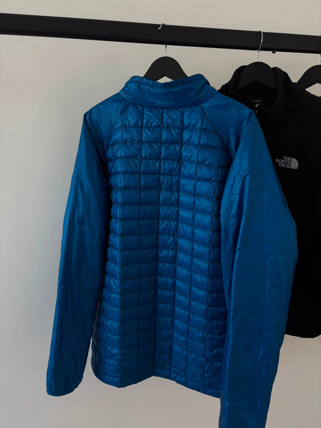 TNF 2DA CAPA AZUL THERMOBALL (no pierde su capacidad de abrigar si llueve o sudas. Muy ligera y compresible) COMO NUEVO. XXL DE DAMA.