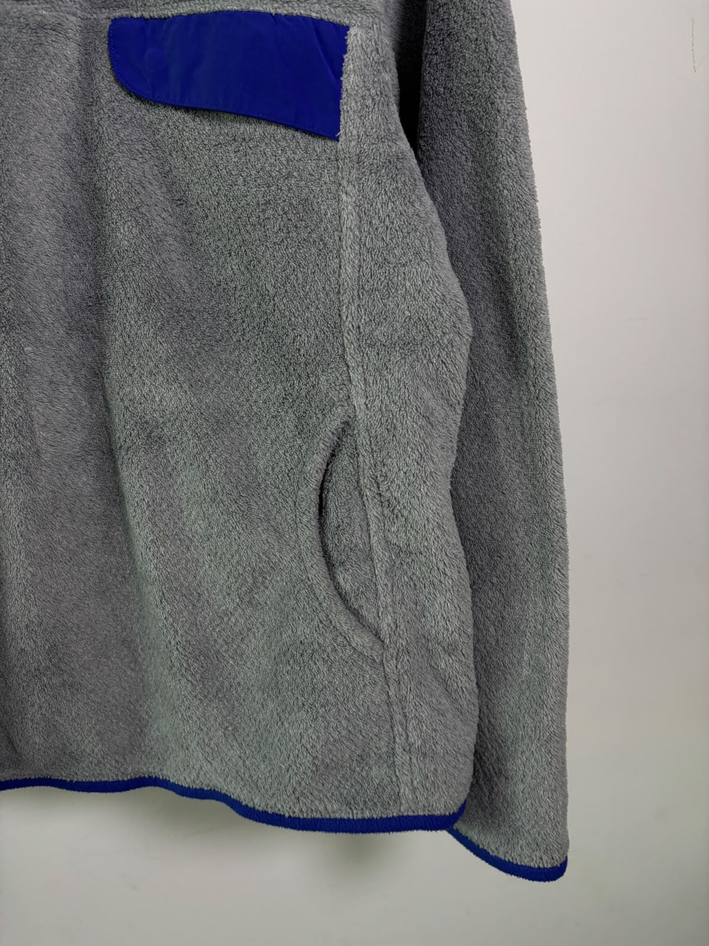 PATAGONIA GRIS/AZUL REY PELUCHE SUAVE. COMO NUEVO. L DE DAMA.