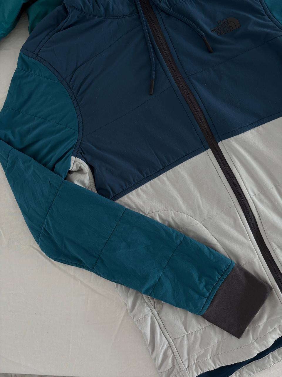 TNF 2DA CAPA ACOLCHONADO LIGERO Y COMPRESIBLE. SIN DETALLE. XS DE DAMA.