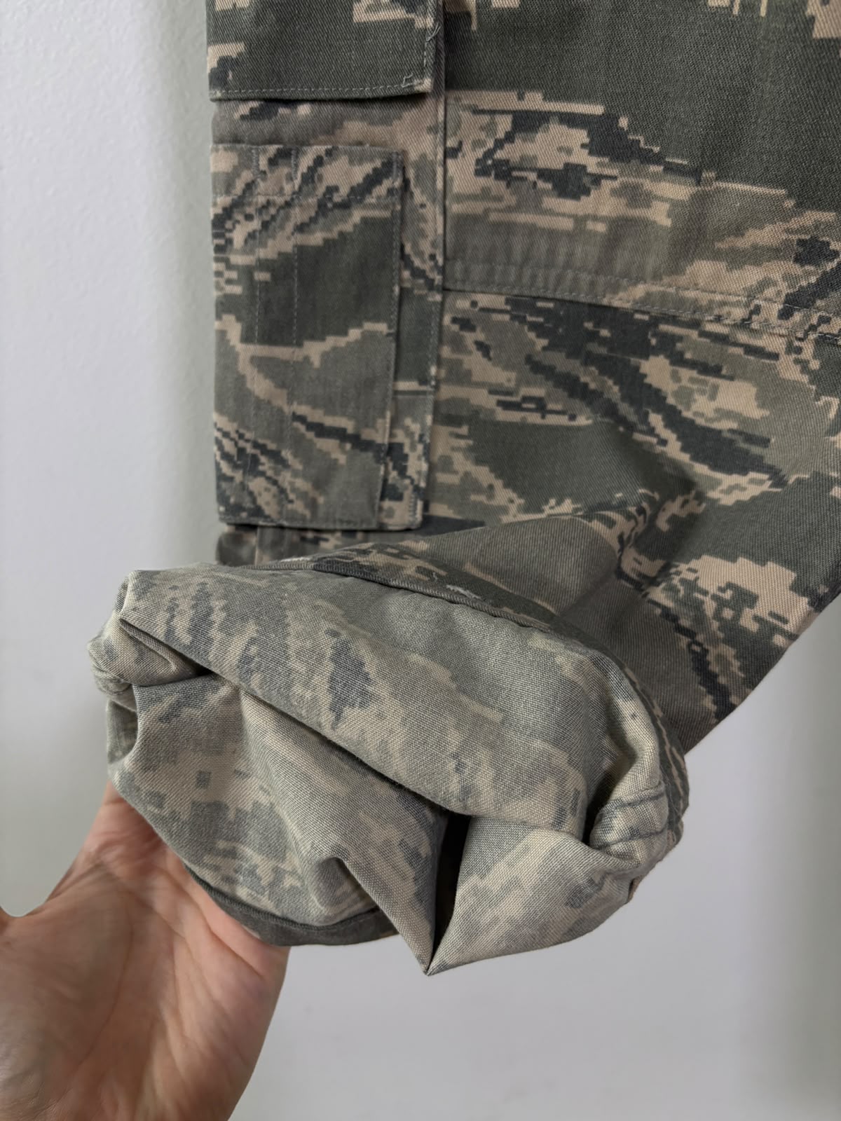 PANTALÓN CARGO CAMUFLAJE DE 50% ALGODÓN. SIN DETALLE. TELA GRUESA PARA USO RUDO DE MONTAÑA. S DE DAMA.