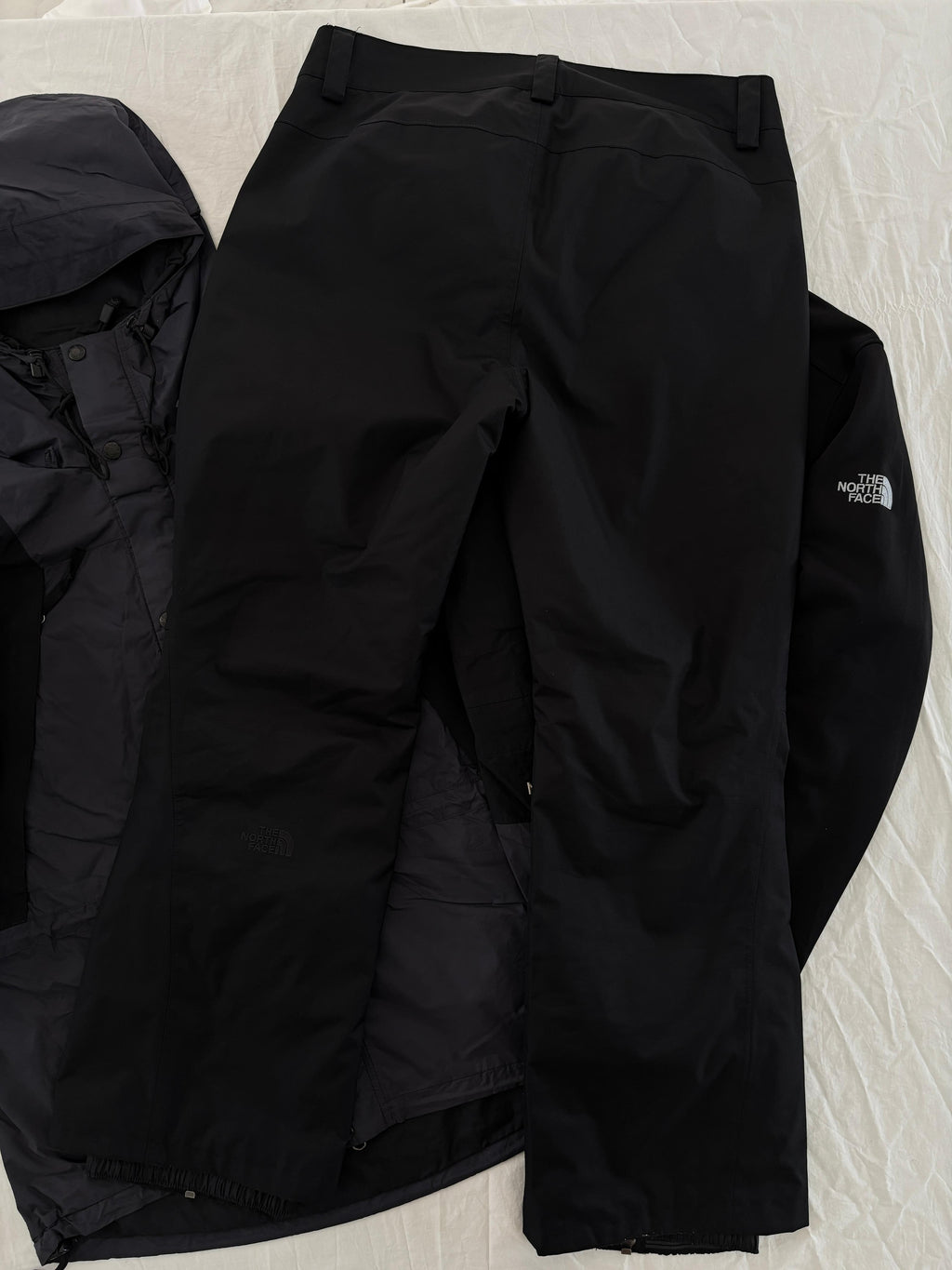 TNF PANTALÓN DRYVENT PARA NIEVE (permite que el sudor salga mientras impide la entrada de agua y viento) DOBLE LOGO. L DE DAMA.