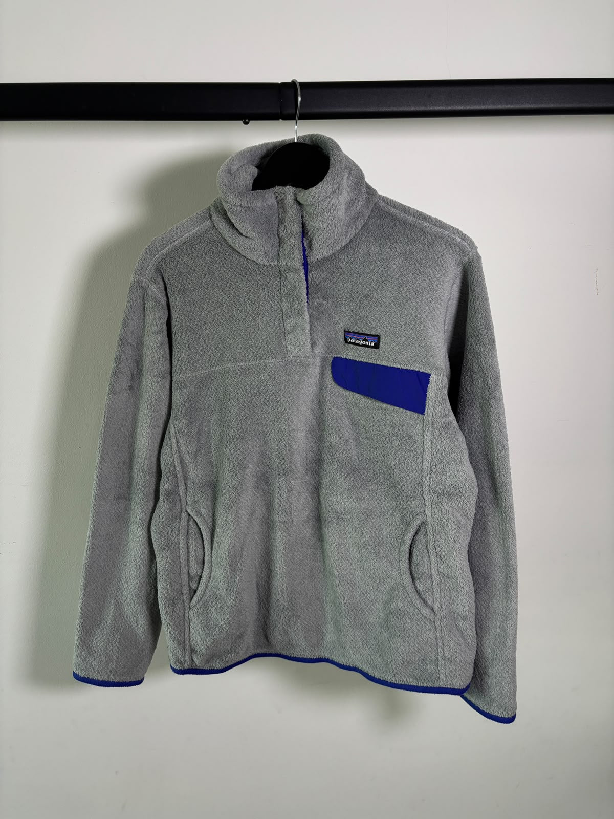 PATAGONIA GRIS/AZUL REY PELUCHE SUAVE. COMO NUEVO. L DE DAMA.