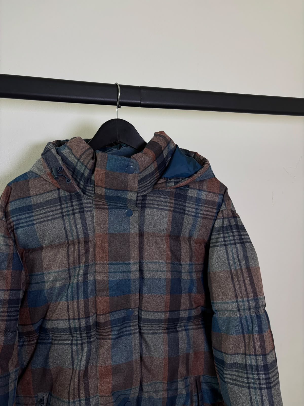 CHAMARRA LARGA 3RA CAPA PARA CLIMAS FRÍOS. ES MUY BRUMOSA. RESISTENTE A AGUA LIGERA. COMO NUEVO. XL DE DAMA.