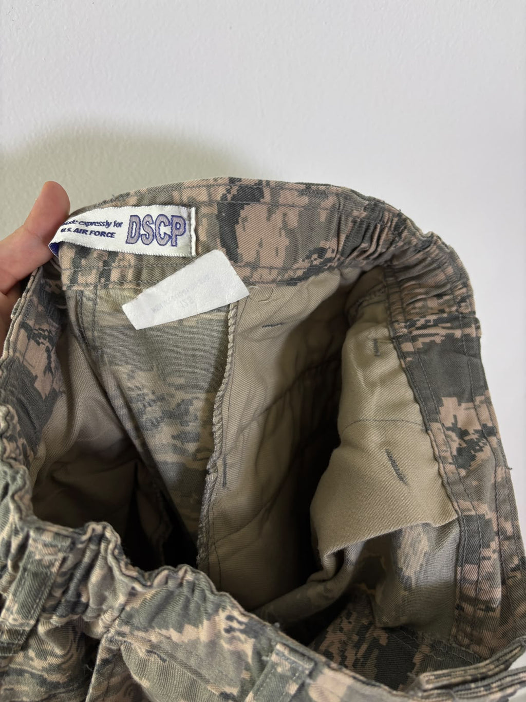 PANTALÓN CARGO CAMUFLAJE DE 50% ALGODÓN. SIN DETALLE. TELA GRUESA PARA USO RUDO DE MONTAÑA. S DE DAMA.