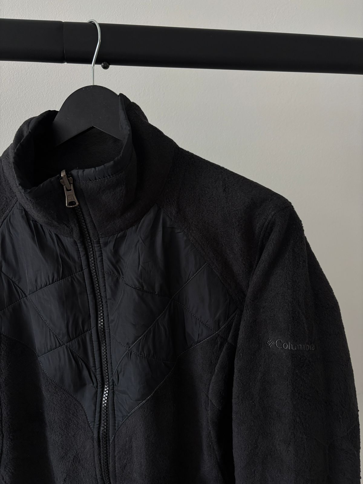 COLUMBIA CHAMARRA POLAR GRIS OBSCURO. SIN DETALLE. L DE DAMA.