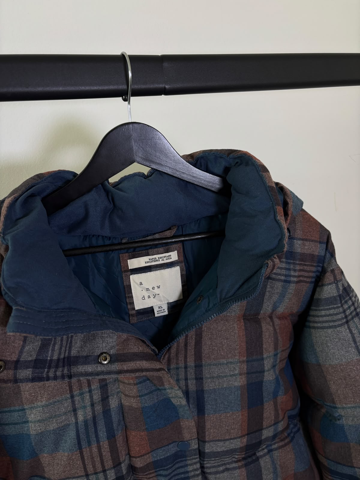 CHAMARRA LARGA 3RA CAPA PARA CLIMAS FRÍOS. ES MUY BRUMOSA. RESISTENTE A AGUA LIGERA. COMO NUEVO. XL DE DAMA.