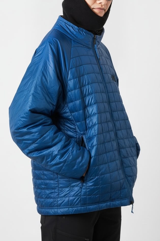 TNF 2DA CAPA AZUL THERMOBALL (no pierde su capacidad de abrigar si llueve o sudas. Muy ligera y compresible) COMO NUEVO. XXL DE DAMA.