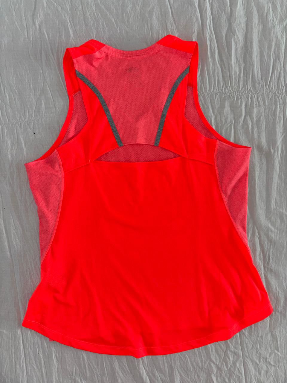 TNF CAMISETA NARANJA NEÓN. TIENE JUEGO CON UN SHORT. M DE DAMA.