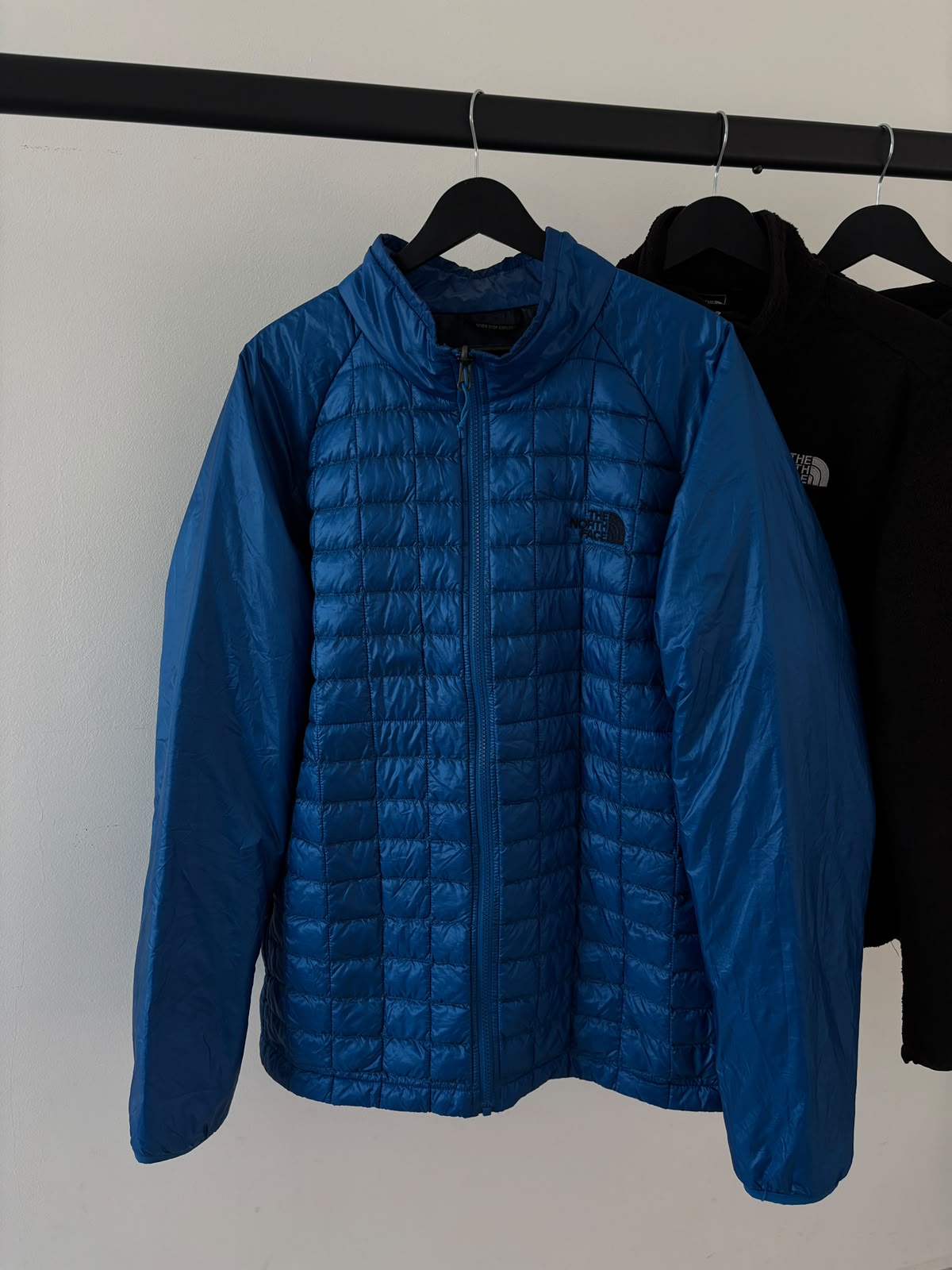 TNF 2DA CAPA AZUL THERMOBALL (no pierde su capacidad de abrigar si llueve o sudas. Muy ligera y compresible) COMO NUEVO. XXL DE DAMA.