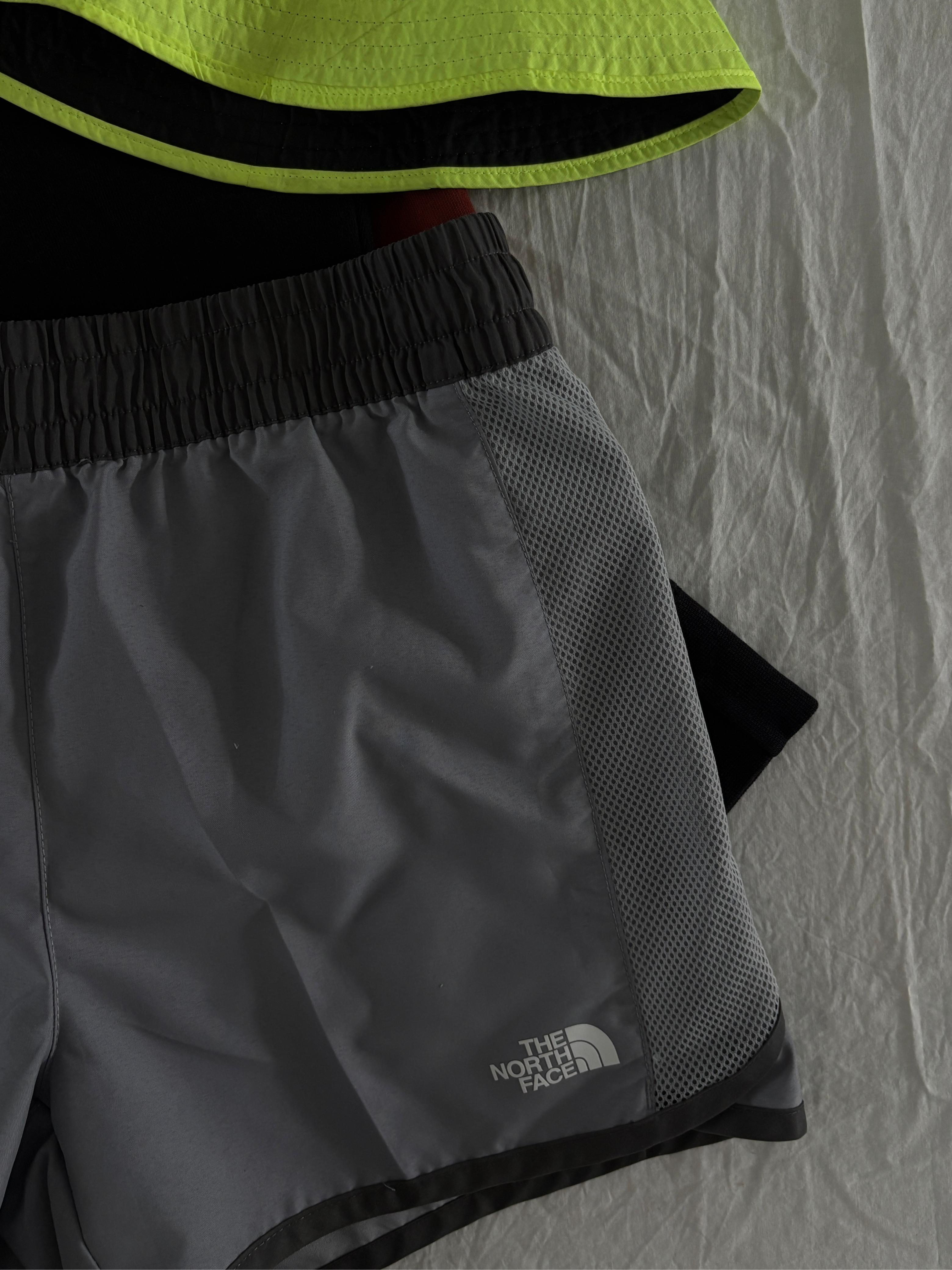 TNF SHORT GRIS. XS DE DAMA.