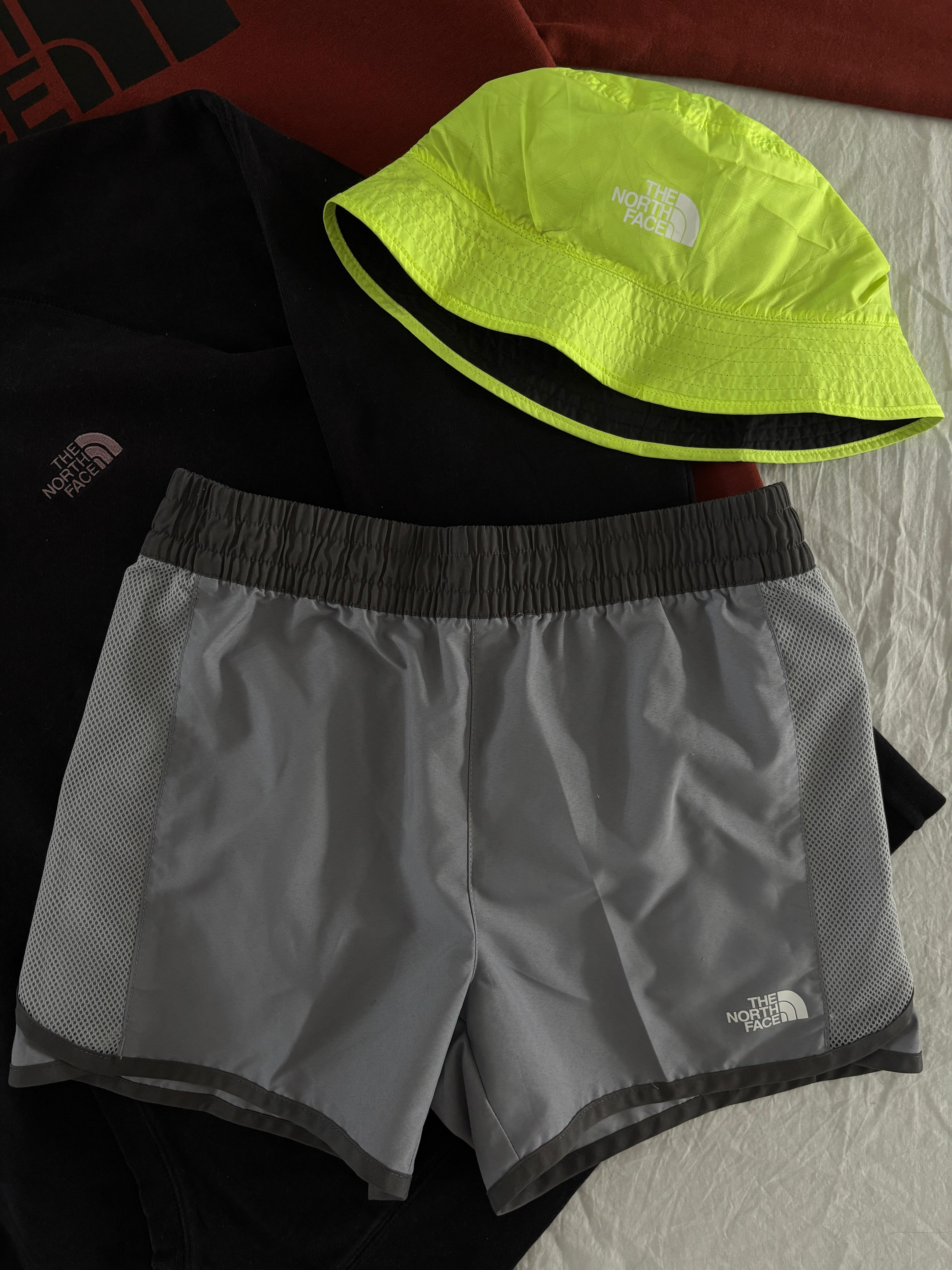 TNF SHORT GRIS. XS DE DAMA.