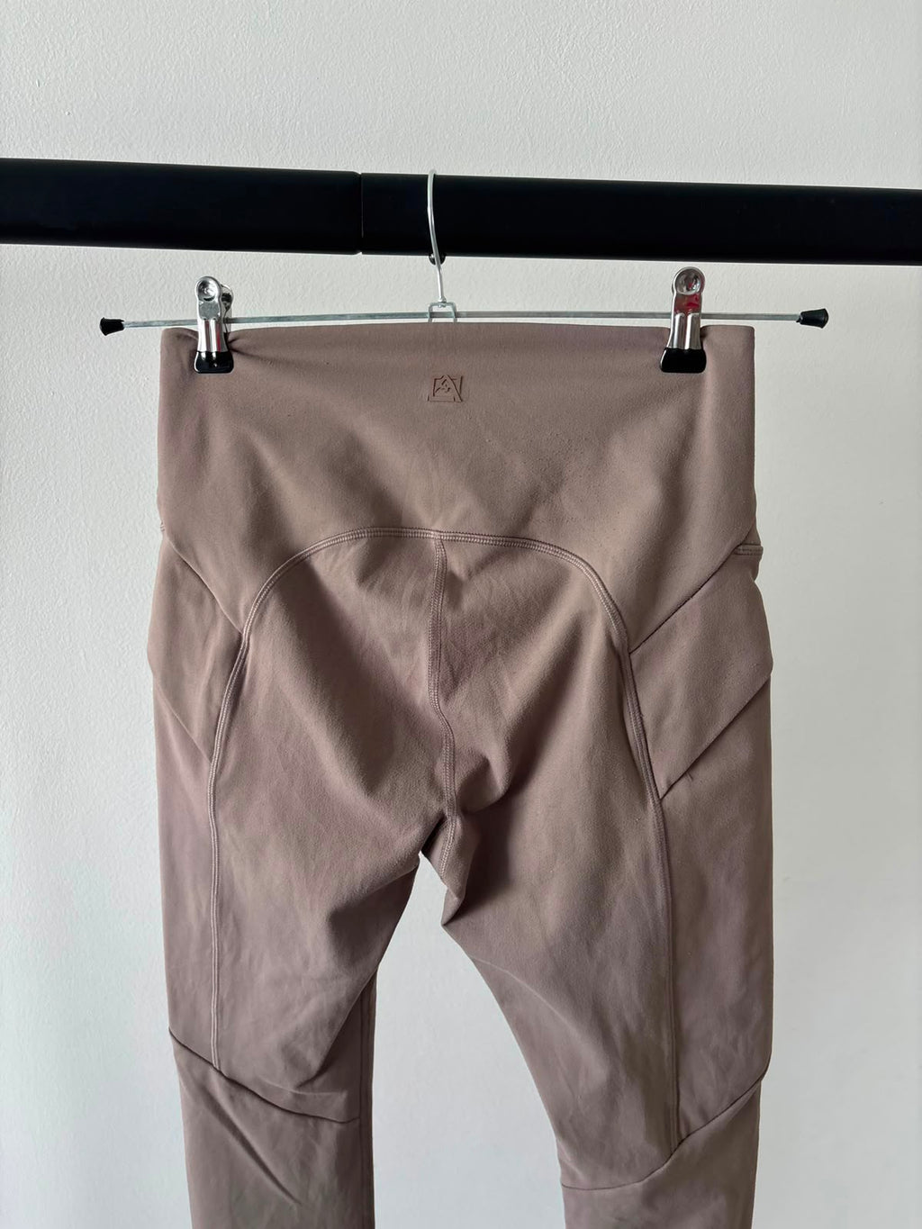 AVALANCHE LEGGIN CAFÉ CLARO PARA SENDERISMO. TELA TIPO ALGODÓN. SIN DETALLE. S DE DAMA.