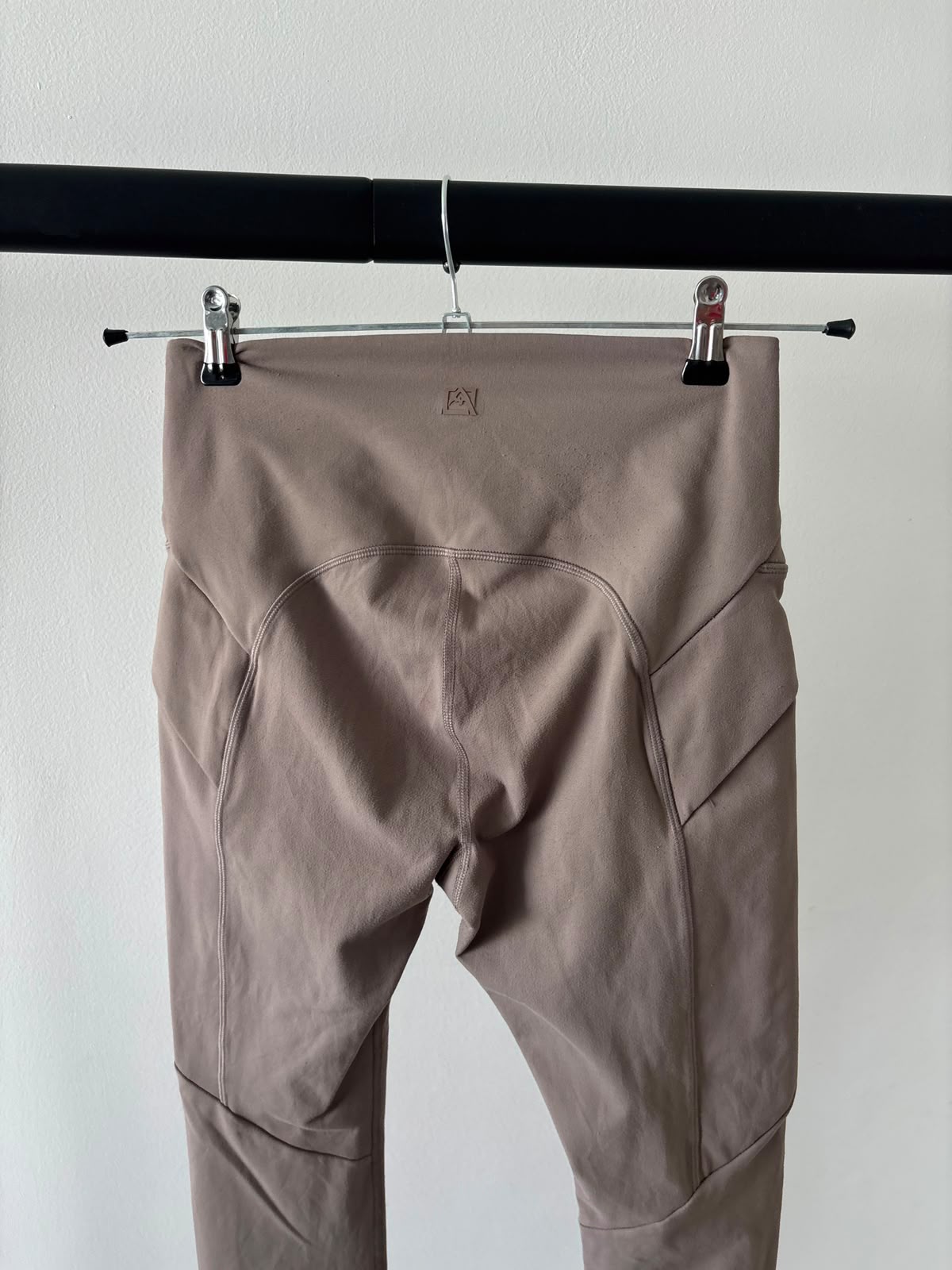 AVALANCHE LEGGIN CAFÉ CLARO PARA SENDERISMO. TELA TIPO ALGODÓN. SIN DETALLE. S DE DAMA.
