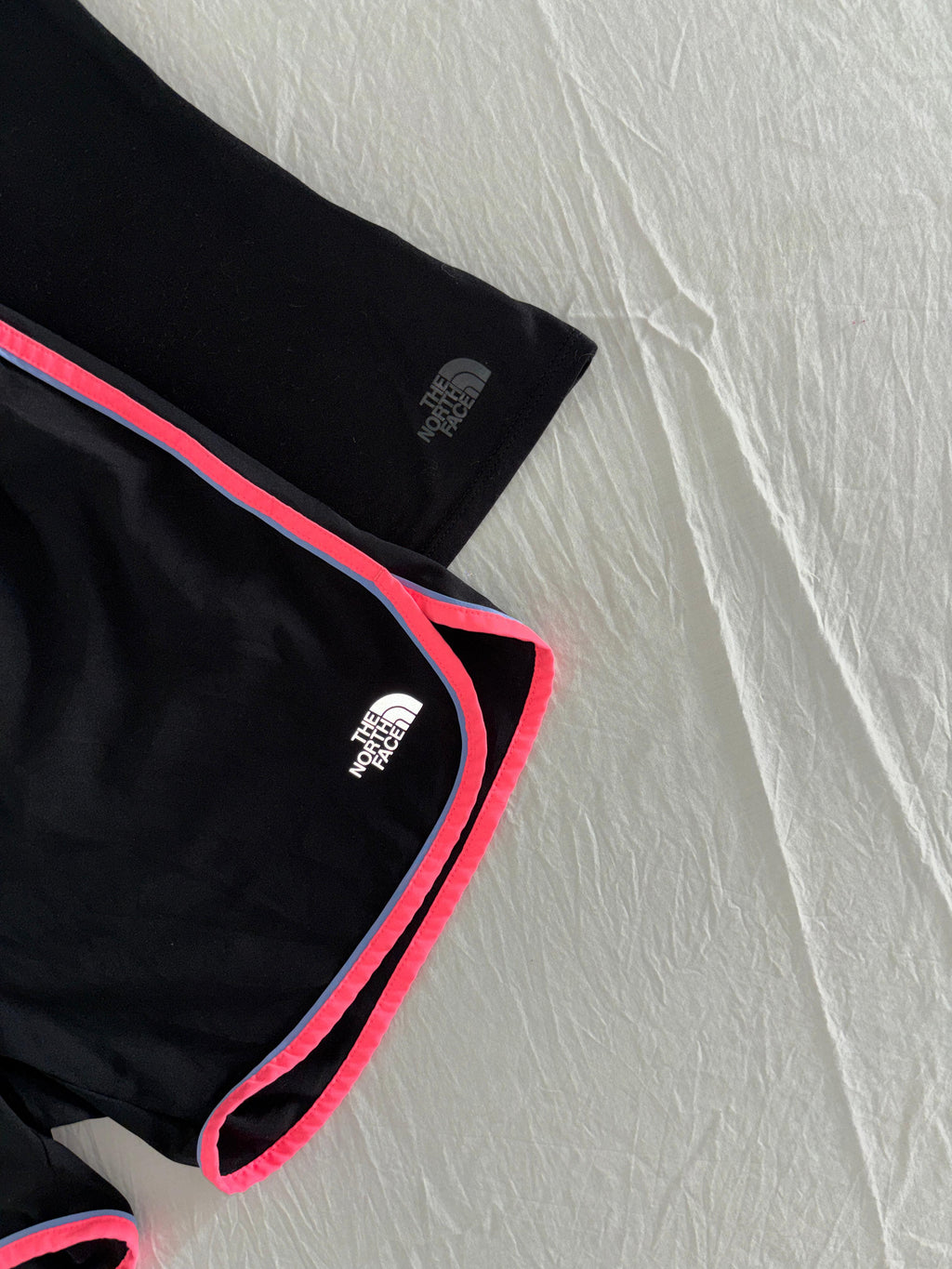 TNF SHORT NEGRO POCO LARGO CON ROPA INTERIOR. REFLEJANTE. S DE DAMA.
