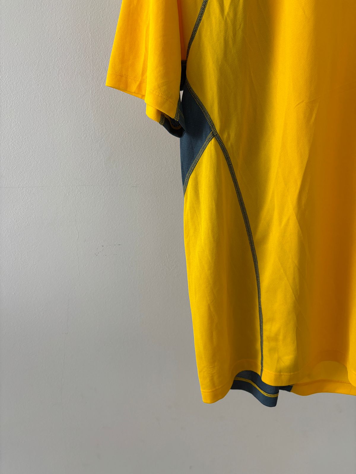TNF T SHIRT FLASH DRY (absorbe el sudor de la piel y seca de forma ultra rápida) COMO NUEVO. L DE MUJER.